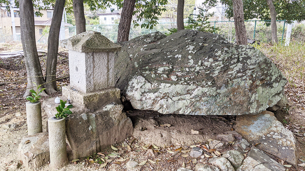 義経の腰掛石(小野市)